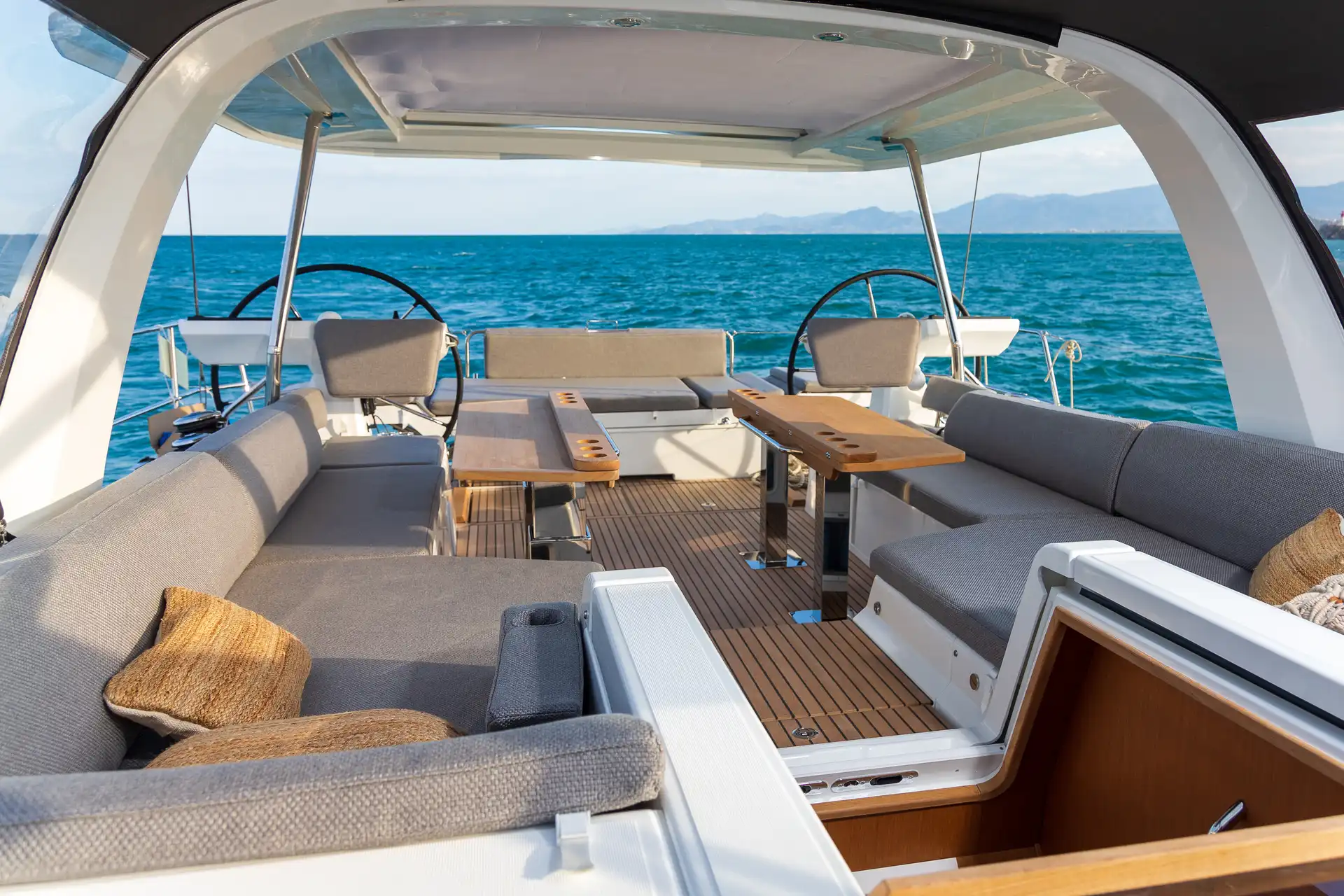 Jeaneau Yacht 60 Image Interior