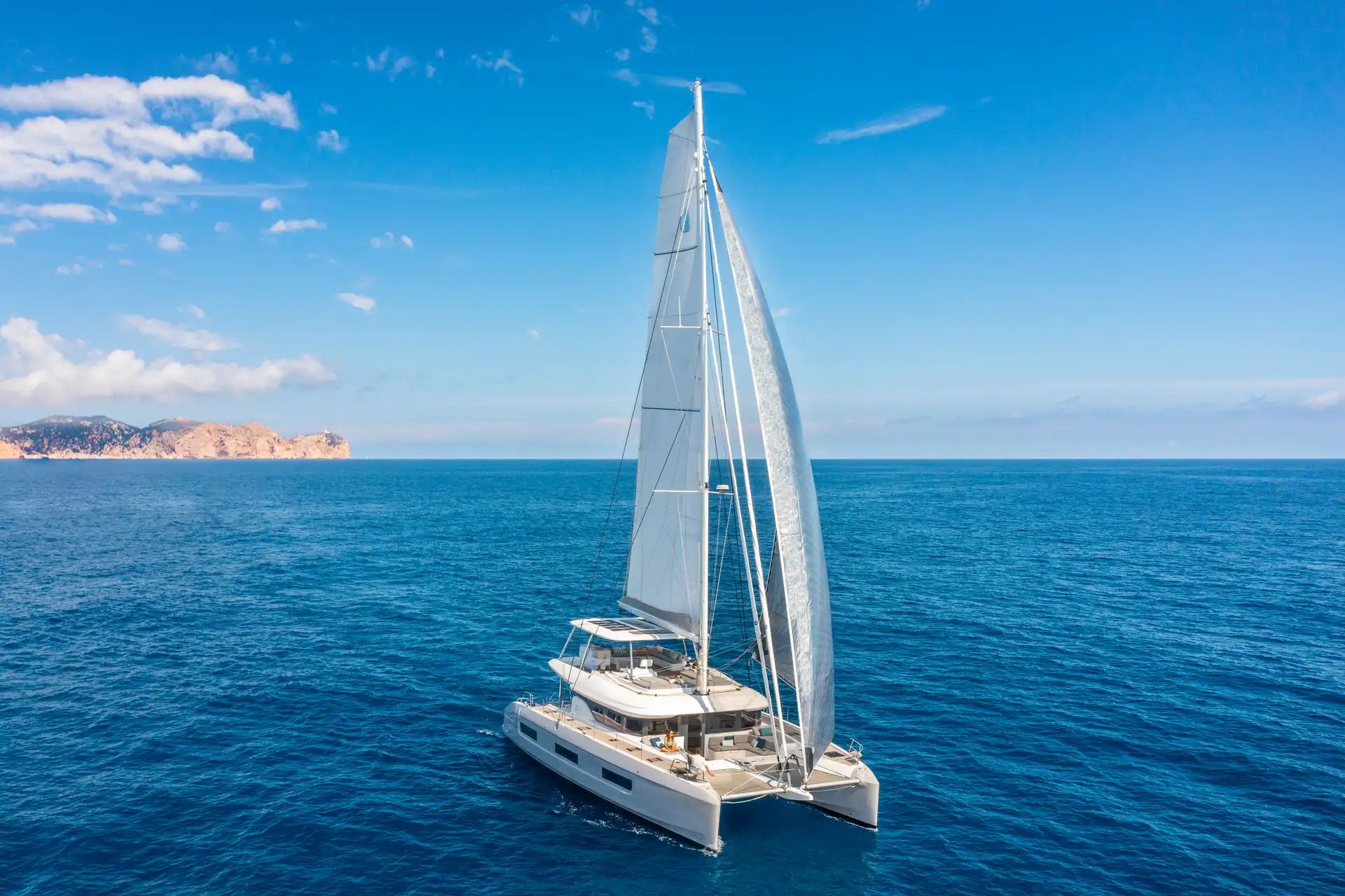 Lagoon 60 Exterior 5